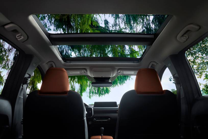 Por dentro, inmediatamente notará el exclusivo interior del CX-50, ya que supera ampliamente las expectativas de la clase. Su diseño general es agradable a la vista, y todos los controles están colocados cuidadosamente.