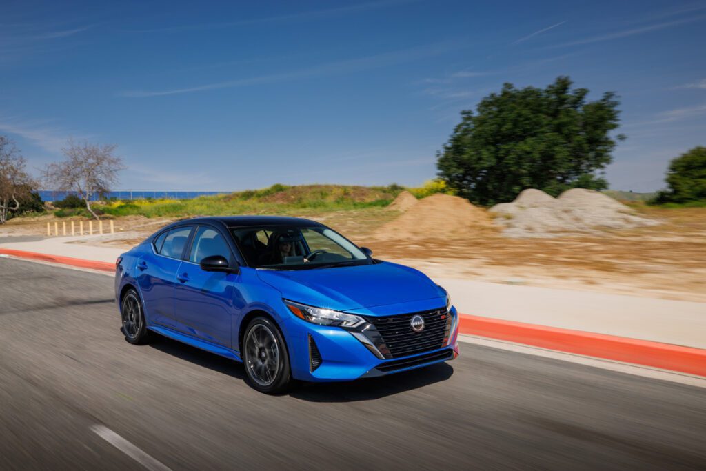 El elegante y renovado Nissan Sentra 2024 captura la esencia del lujo accesible, convirtiéndose rápidamente en la elección predilecta entre conductores exigentes.
