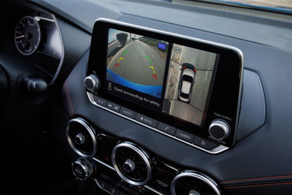 El refinado interior del Nissan Sentra 2024 brinda un oasis de comodidad y tecnología avanzada, ideal para la vida moderna.