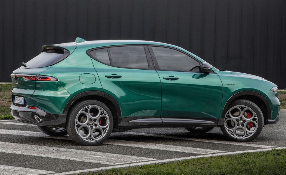El Alfa Romeo Tonale 2024 combina un diseño italiano icónico con tecnología híbrida avanzada.
