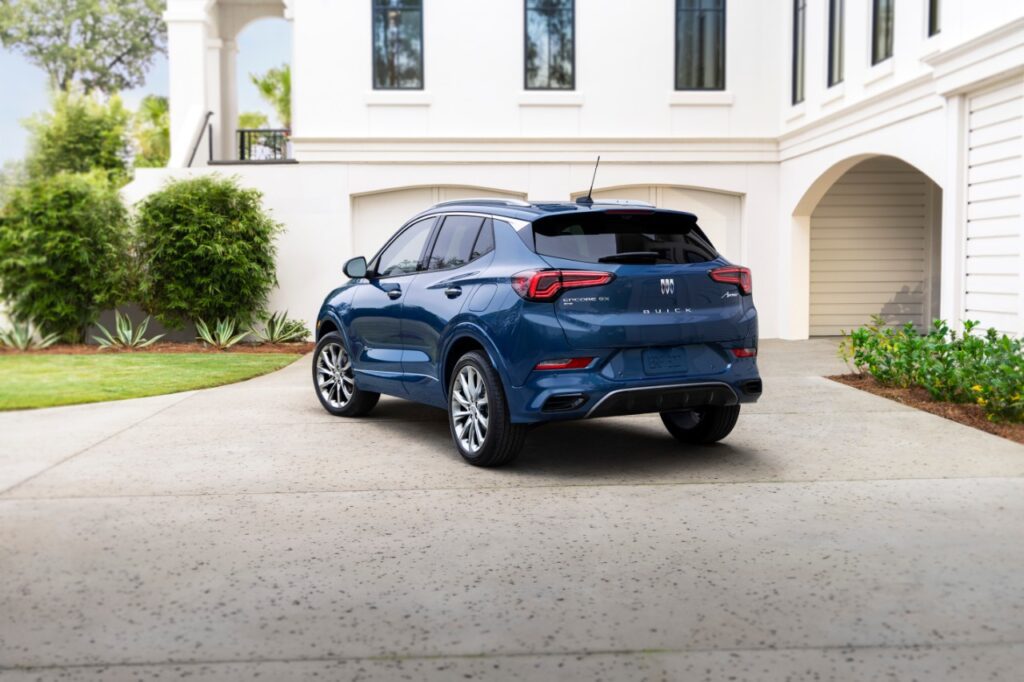 El Buick Encore GX 2024 es una SUV compacta lujosa y capaz que ofrece una amplia gama de tecnologías de seguridad y comodidades de conveniencia. 