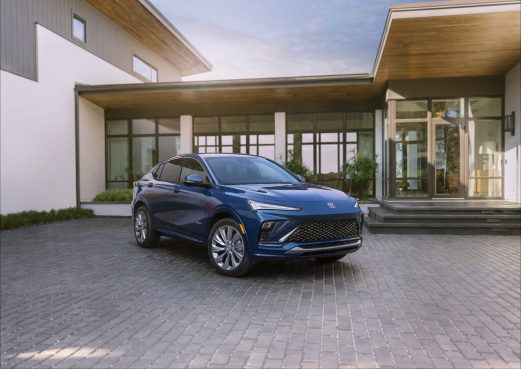 La Buick Envision 2023 presenta un diseño exterior moderno y elegante, con líneas fluidas y una parrilla distintiva de Buick que la hacen destacar en la carretera. 