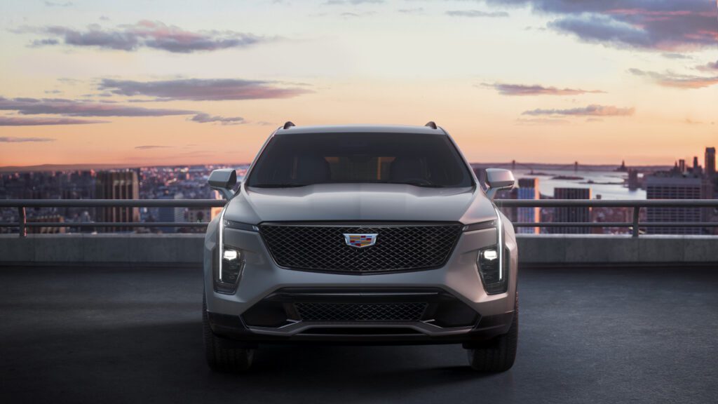 El Cadillac XT4 Sport 2024, mostrando su renovado frontal que combina elegancia y modernidad.