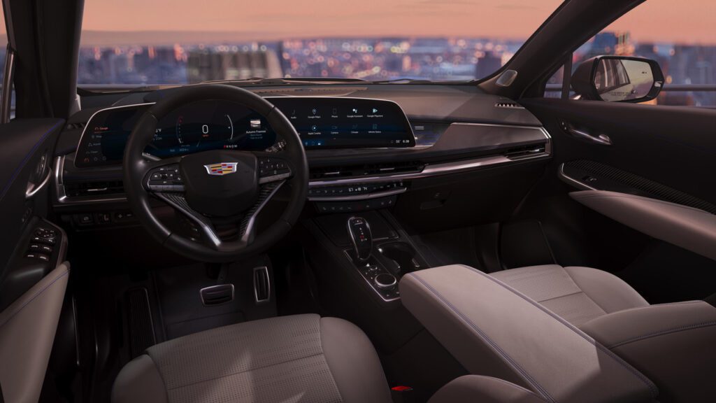 El interior del XT4 Sport destaca por su pantalla de infotainment extendida y acabados de alta calidad.