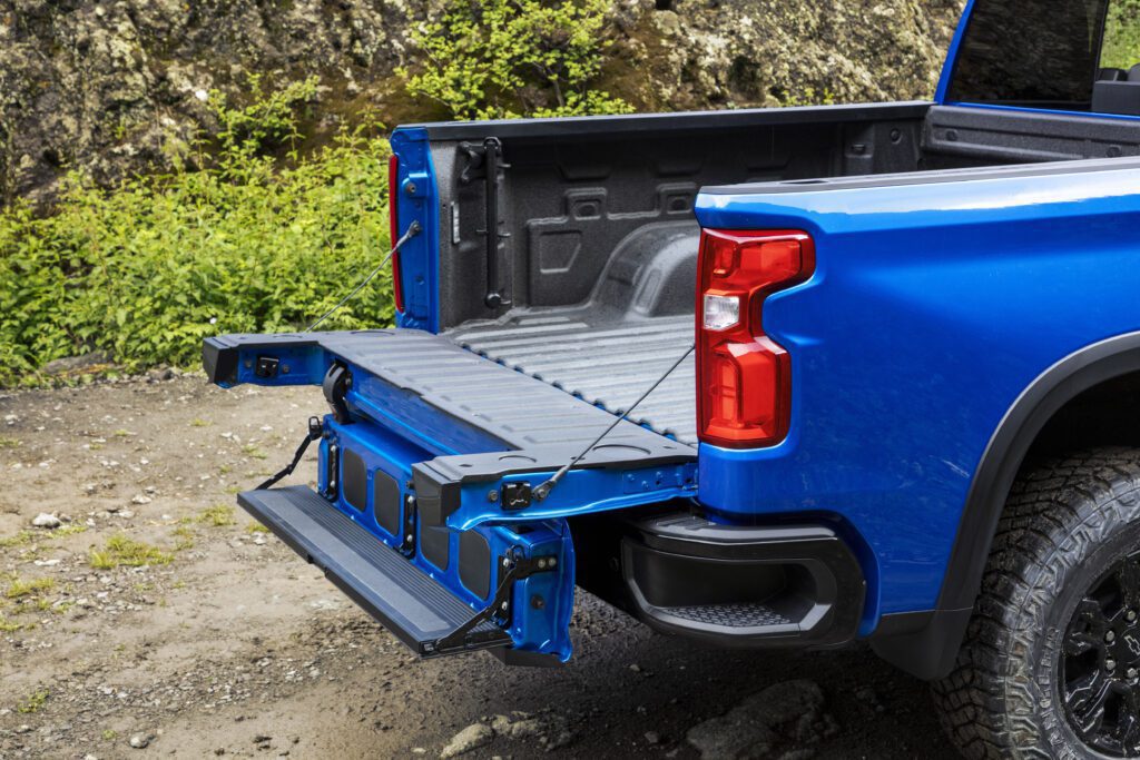 La Chevrolet Silverado HD 2024 cuenta con características de diseño únicas, como la caja de carga Durabed, la escalera trasera y la puerta trasera multifunción. 