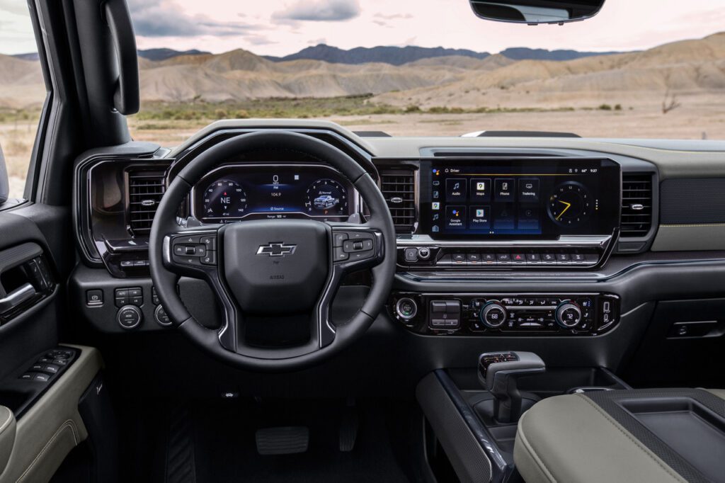 Con un rediseñado panel de instrumentos y una pantalla de infoentretenimiento de 13.4 pulgadas, la cabina de la Silverado HD 2024 es cómoda y tecnológicamente avanzada.