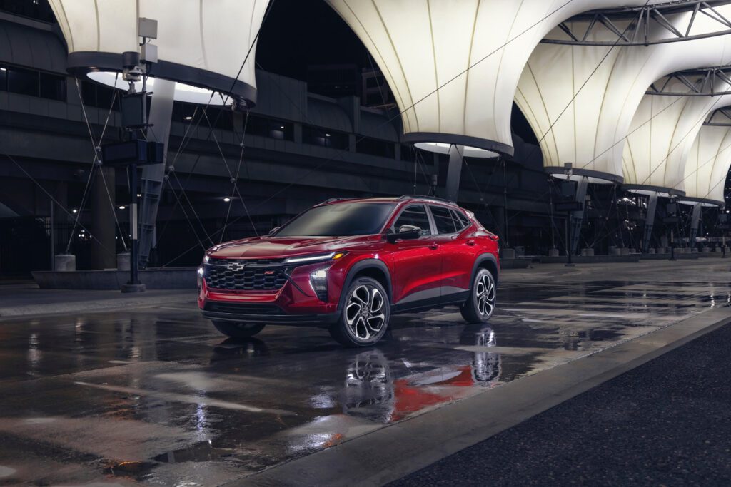 La Chevrolet Trax 2024 redefine el concepto de SUV compacta con un diseño más robusto y una tecnología avanzada. (2024 Chevrolet Trax RS)