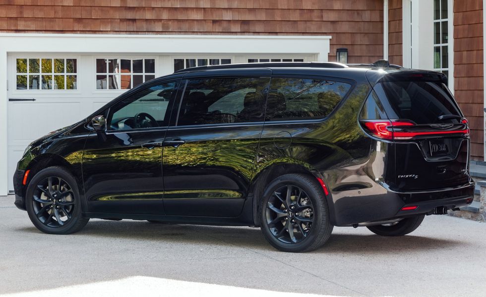Con su diseño elegante y funcionalidad híbrida, la Pacifica Hybrid Pinnacle establece nuevos estándares para los minivans.