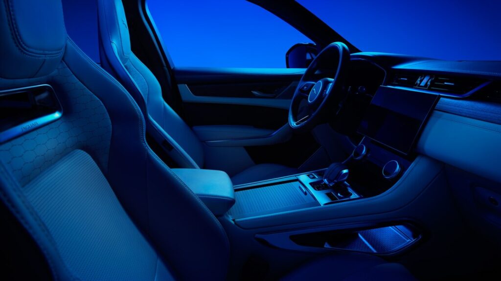 Con su innovador diseño y refinamientos interiores, el Jaguar F-Pace 2024 se posiciona como una elección ideal para el conductor moderno.