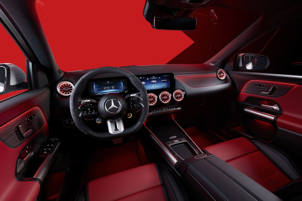 Interior del GLA35W4, fusión de lujo AMG y tecnología avanzada.