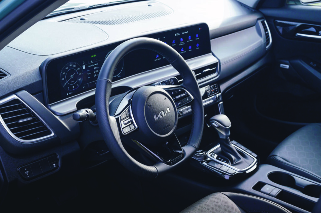 Interiores del Kia Seltos 2024: Tecnología y confort se unen en un espacio diseñado pensando en el conductor y sus pasajeros.