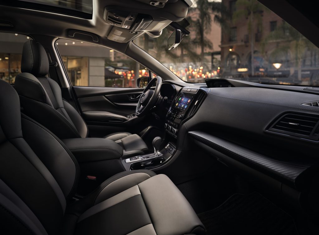 Viene de serie con control de estabilidad y tracción, frenos de disco antibloqueo, airbags laterales delanteros y airbags laterales de cortina, airbag de rodilla del conductor y una cámara de vista trasera.