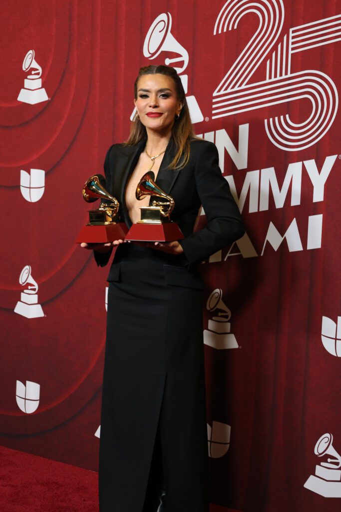 USA8973. MIAMI (FL, EEUU), 14/11/2024.- La cantante puertorriqueña Kany García, posa con sus premios en la alfombra roja de la 25 entrega anual de los Premios Latin Grammy, este jueves, en el Kaseya Center de Miami, Florida. EFE/ Octavio Guzmán