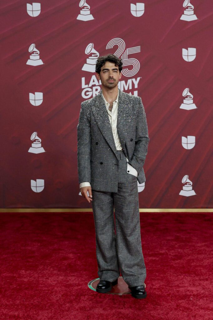 USA8974. MIAMI (ESTADOS UNIDOS), 14/11/2024.- El cantante estadounidense Joe Jonas, posa en la alfombra roja de la 25 entrega anual de los Premios Latin Grammy, este jueves, en el Kaseya Center de Miami, Florida (Estados Unidos). EFE/ Eva Marie Uzcátegui