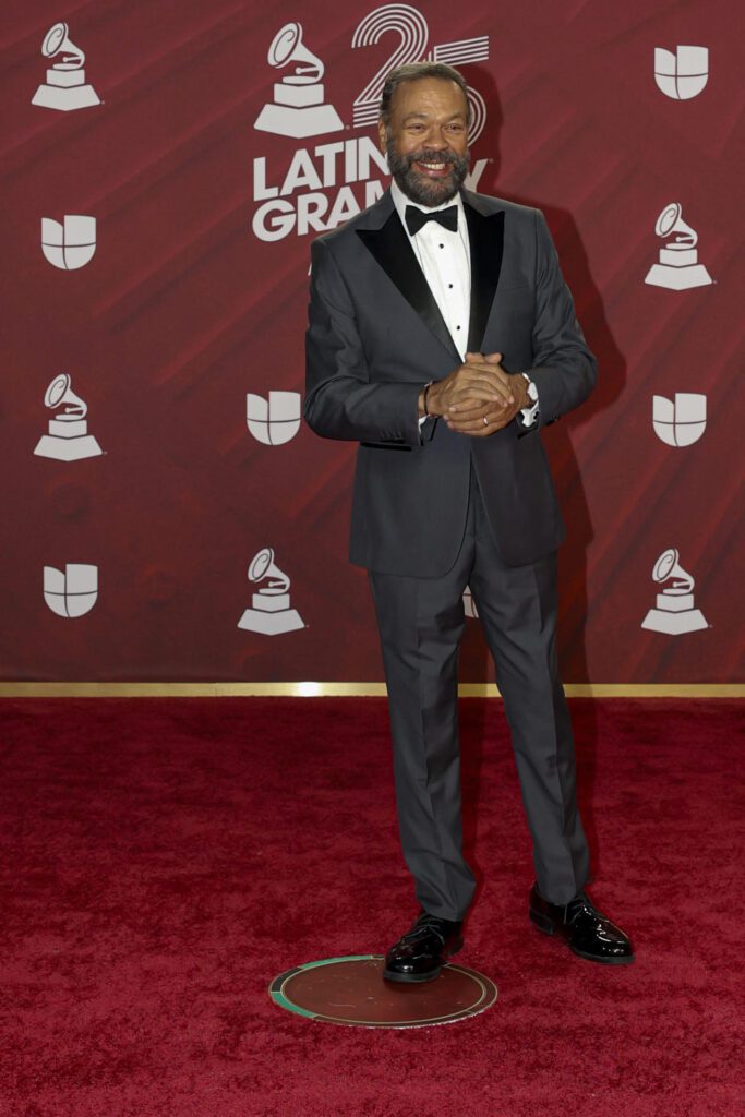 MIAMI (EEUU), 15/11/2024.- El compositor y músico puertorriqueño Ángel 'Cucco' Peña posa en la alfombra roja de la 25 entrega anual de los Premios Latin Grammy celebrados este jueves en el Kaseya Center de Miami, Florida. EFE/Eva Marie Uzcátegui