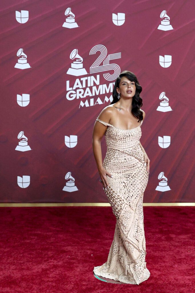 USA8974. MIAMI (ESTADOS UNIDOS), 14/11/2024.- La cantante argentina Nathy Peluso, posa en la alfombra roja de la 25 entrega anual de los Premios Latin Grammy, este jueves, en el Kaseya Center de Miami, Florida (Estados Unidos). EFE/ Eva Marie Uzcátegui