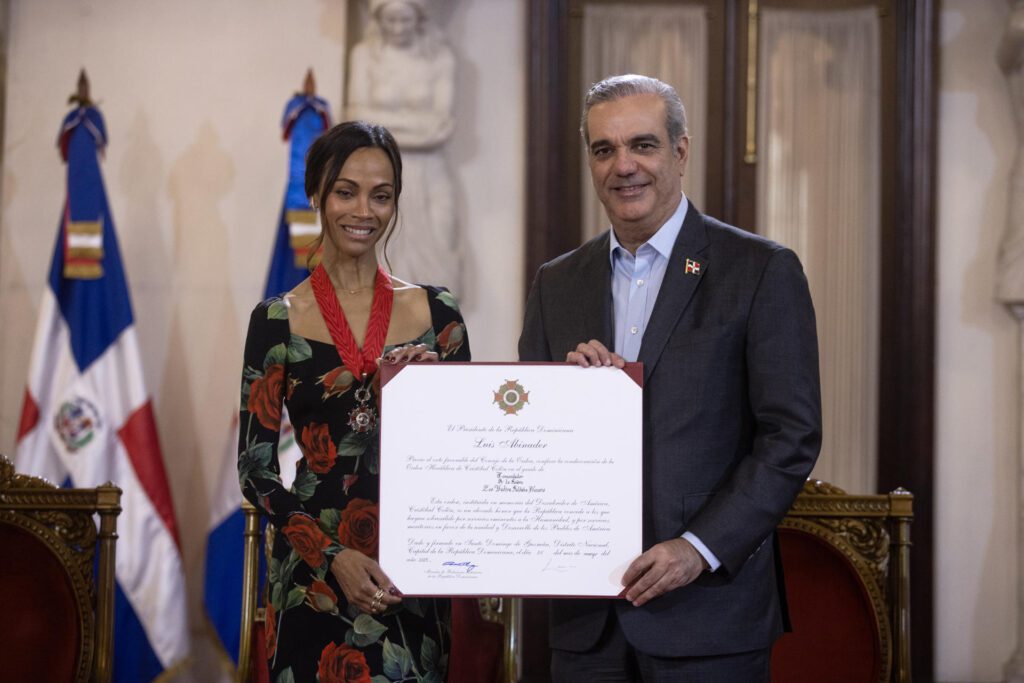 AME2929. SANTO DOMINGO (REPÚBLICA DOMINICANA), 26/03/2025.- El presidente de República Dominicana, Luis Abinader, entrega la Orden Heráldica de Cristóbal Colón en el Grado de Comendador a la actriz Zoé Saldaña este miércoles, en el Palacio Nacional en Santo Domingo (República Dominicana). EFE/ Orlando Barría