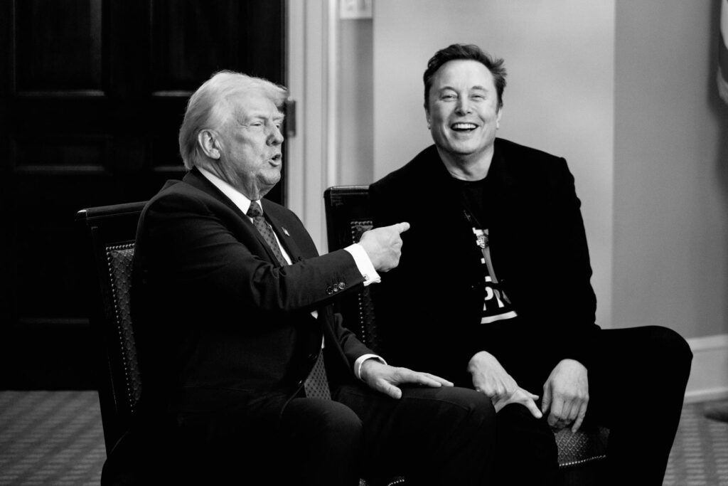AME1367. WASHINGTON (ESTADOS UNIDOS), 19/02/2025.- Fotografía tomada de la cuenta oficial en X del subdirector del gabinete de la administración del presidente estadounidense Donald Trump, Dan Scavino, de Trump (i), y el magnate Elon Musk en una entrevista este martes, en Washington (EE.UU.). Trump y Musk, que lidera el Departamento de Eficiencia Gubernamental (DOGE), mostraron un frente unido en una entrevista en el canal Fox News en la que abogaron por reducir el aparato burocrático del Gobierno. EFE/ @Scavino47