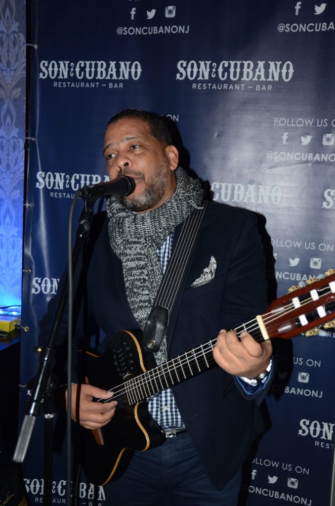 Durante la apertura del evento el cantante Obrien Luna cantó y tocó sus mejores éxitos.