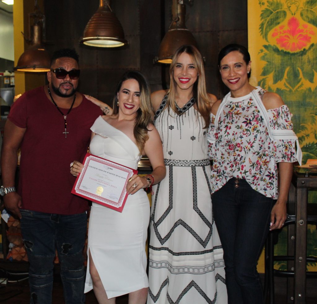 Jessica Pereira locutora de la Mega 97.9 quien dirige el Taller Alfombra Roja, junto al locutor del programa radial El Vacilón de La Mañana, “El Shino” Aguacate, y la productora de televisión, Raquel Ureña, entregaron los diplomas a los estudiantes.