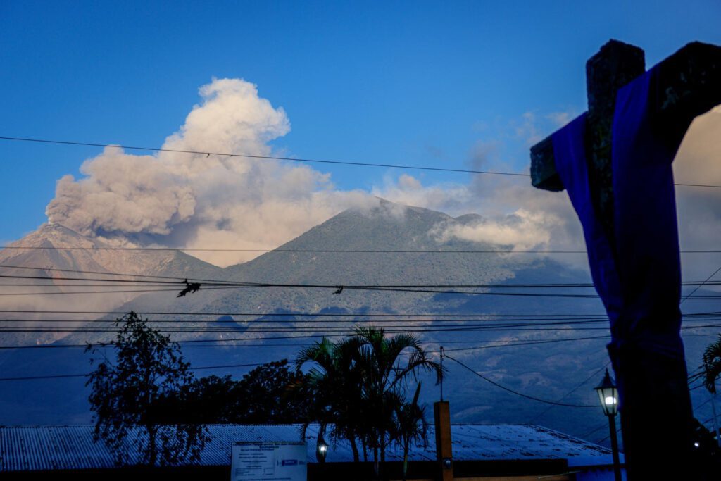 AME8315. ALOTENANGO (GUATEMALA), 10/03/2025.- Fotografía del volcán de Fuego durante una "erupción masiva" en la madrugada de este lunes, en Alotenango (Guatemala). El volcán de Fuego en Guatemala, ubicado en el centro del país, se encuentra en una fase de "erupción masiva", por lo que las autoridades locales de protección civil han indicado que se encuentran en alerta. EFE/ Str