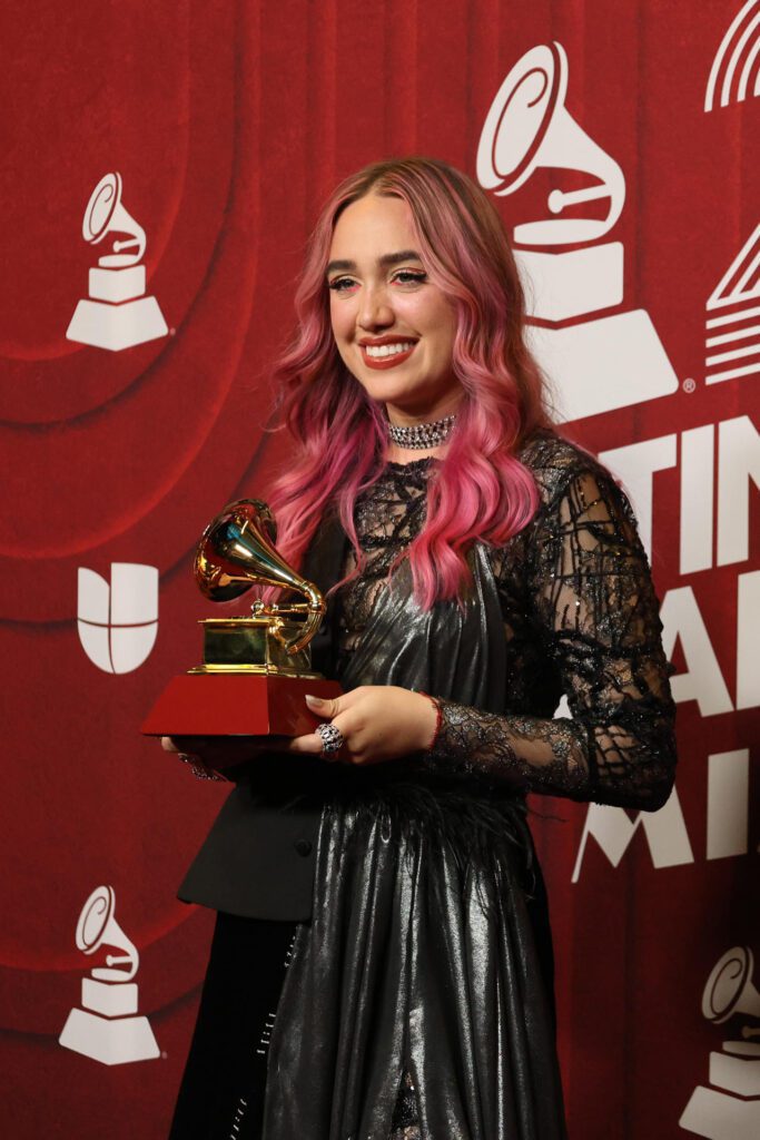 USA8973. MIAMI (FL, EEUU), 14/11/2024.- La cantante colombiana Ela Taubert, posa con su premio en la alfombra roja de la 25 entrega anual de los Premios Latin Grammy, este jueves, en el Kaseya Center de Miami, Florida. EFE/ Octavio Guzmán