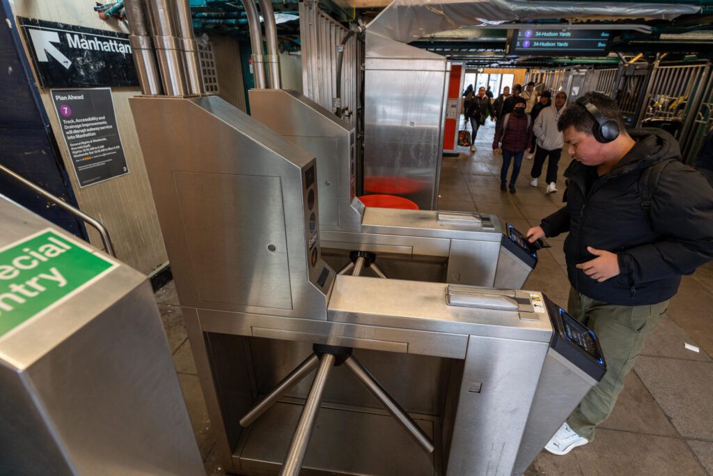 AME1026. NUEVA YORK (ESTADOS UNIDOS), 20/03/2025.- Una persona ingresa a una estación del metro este jueves, en Nueva York (Estados Unidos). El metro de Nueva York retirará de sus estaciones los billetes físicos, las conocidas como 'MetroCards' que existen desde hace más de 30 años, y dejarán de venderlos a finales de año para sustituirlos por el sistema 'tap-and-go'. EFE/ Ángel Colmenares