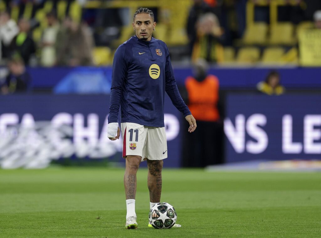 El brasileño Raphinha, del Barcelona, calentando antes del partido de vuelta de cuartos de final de la Liga de Campeones ante el Borussia Dortmund en el estadio Signal Iduna Park (Alemania). EFE/EPA/Christopher Neundorf