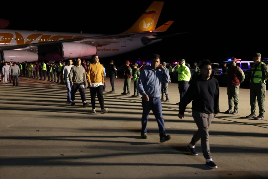 Fotografía cedida por Prensa del Ministerio de Interior, Justicia y Paz, donde se observa a personas momentos antes de bajarse de un avión en el Aeropuerto Internacional Simón Bolívar, en La Guaira (Venezuela). EFE/ Prensa del Ministerio para Interior, Justicia y Paz
