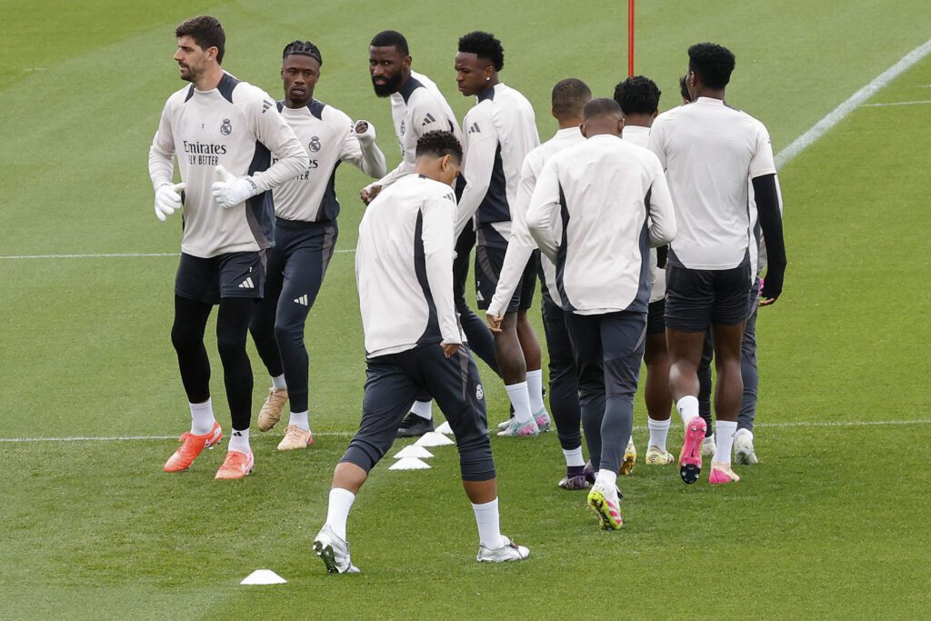 - Los jugadores del Real Madrid en el entrenamiento celebrado este martes en la Ciudad Deportiva de Valdebebas, en la víspera del partido de vuelta de cuartos de final de la Liga de Campeones ante el Arsenal. EFE/ J.P.Gandul