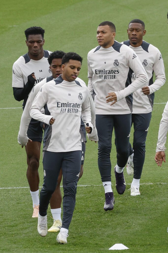 Los jugadores del Real Madrid en el entrenamiento celebrado este martes en la Ciudad Deportiva de Valdebebas, en la víspera del partido de vuelta de cuartos de final de la Liga de Campeones ante el Arsenal. EFE/ J.P.Gandul