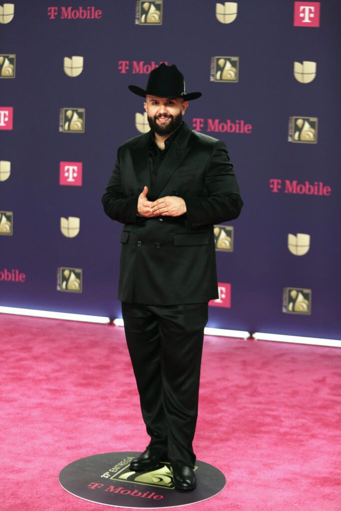 MIAMI, 21/02/2025.- El cantante Carin León posa en la alfombra de la 37 edición de los Premio Lo Nuestro celebrado este jueves en el Kaseya Center en Miami, Florida. EFE/Marlon Pacheco