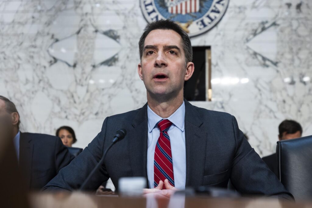 El senador del Comité de Inteligencia del Senado, Tom Cotton, habla ante el Comité sobre 'amenazas mundiales' en el Edificio de Oficinas del Senado Dirksen en Washington, DC, EE. UU., el 25 de marzo de 2025. EFE/EPA/JIM LO SCALZO