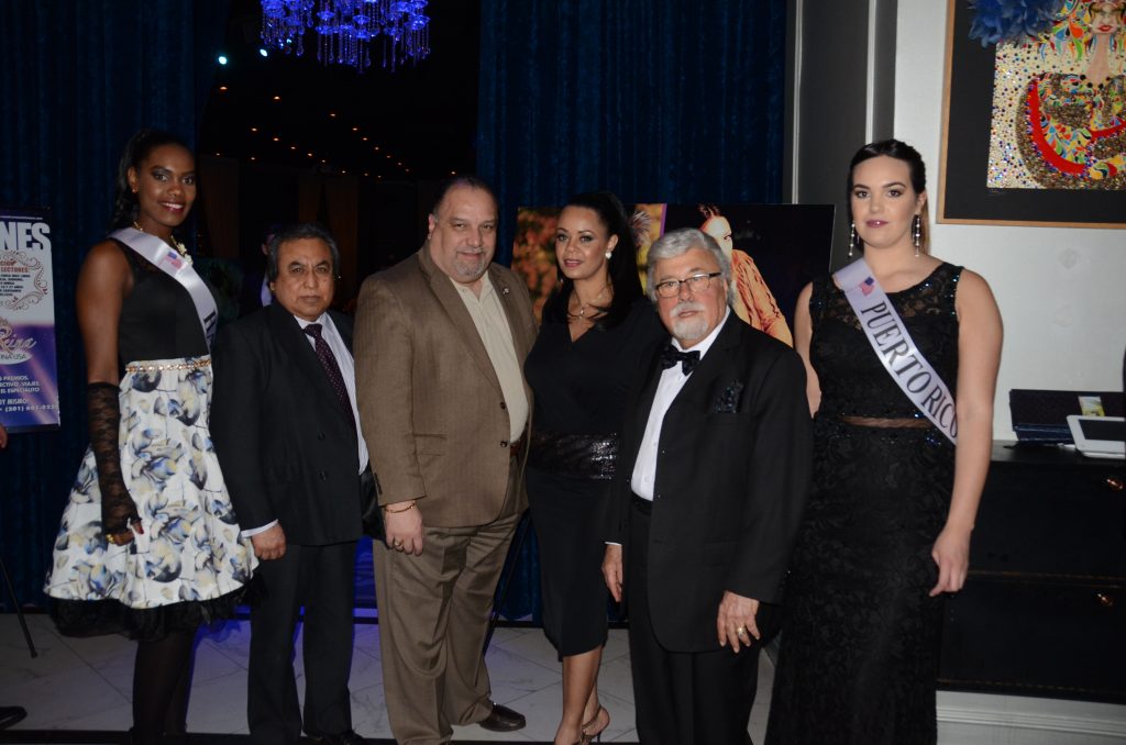 De izquierda a derecha, Candidata de Nuestra Reina Latina USA, Miss Haiti Kahoriz Feliz; Jose Alvarado, Director de Marketing de Ibarria Media Group; Antonio Calcagno, Strategic National Sales Manager de Ibarria Media Group; Marie Llanos Llanos, Directora Ejecutiva de Nuestra Reina Latina USA & West New York Fashion Week; Antonio Ibarria, CEO de Ibarria Media Group y Publisher del Periódico El Especialito y la Candidata de Nuestra Reina Latina USA Miss Puerto Rico, Marilyn Saavedra.