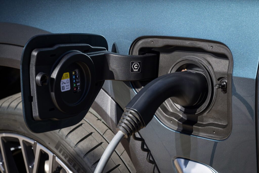 El BMW X5 xDrive50e 2024 redefine la movilidad sostenible con su innovador sistema híbrido enchufable y diseño de vanguardia.