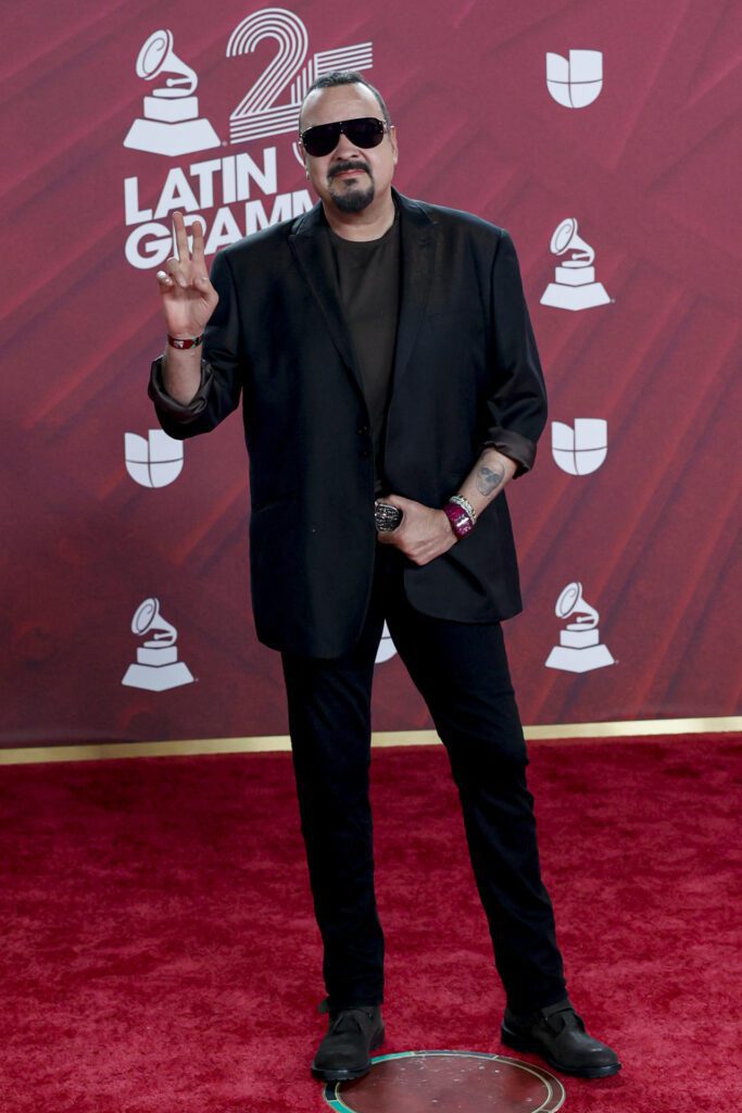 USA8974. MIAMI (ESTADOS UNIDOS), 14/11/2024.- El cantante Pepe Aguilar, posa en la alfombra roja de la 25 entrega anual de los Premios Latin Grammy, este jueves, en el Kaseya Center de Miami, Florida (Estados Unidos). EFE/ Eva Marie Uzcátegui