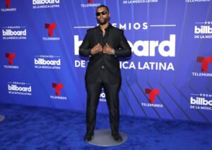 El cantante Miles posa en la alfombra azul de los premios Billboard de la Música Latina.