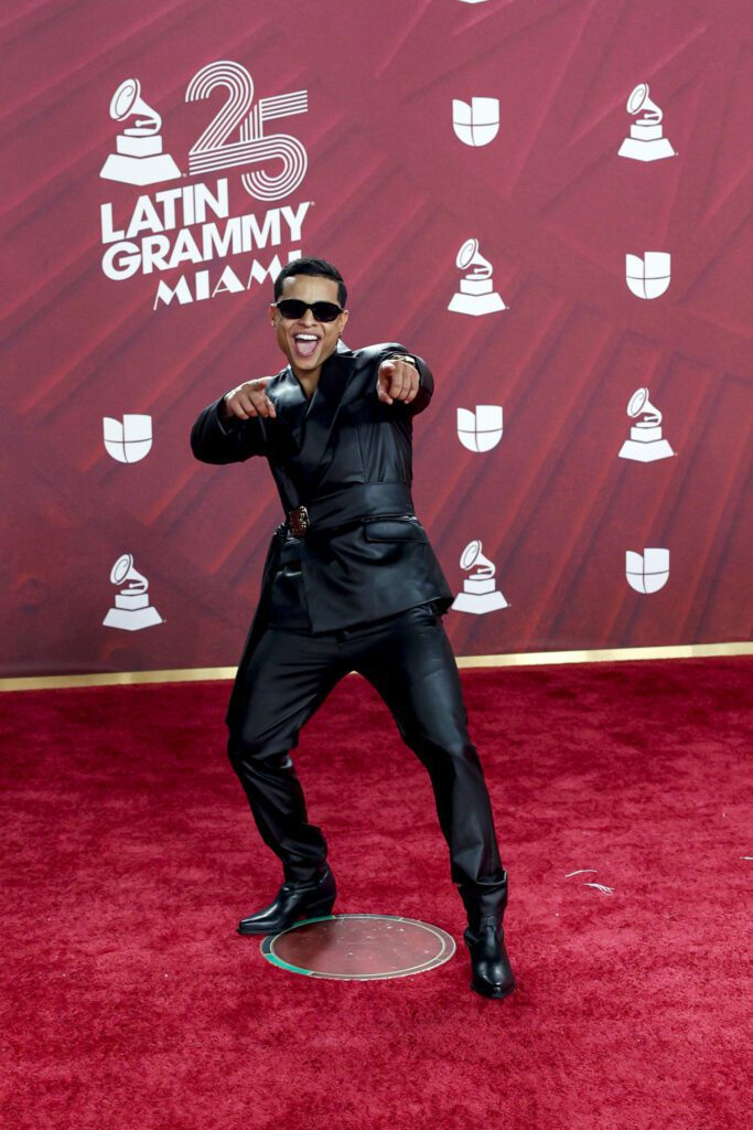 USA8974. MIAMI (ESTADOS UNIDOS), 14/11/2024.- El cantante puertorriqueño Chrstian Alicea, posa en la alfombra roja de la 25 entrega anual de los Premios Latin Grammy, este jueves, en el Kaseya Center de Miami, Florida (Estados Unidos). EFE/ Eva Marie Uzcátegui