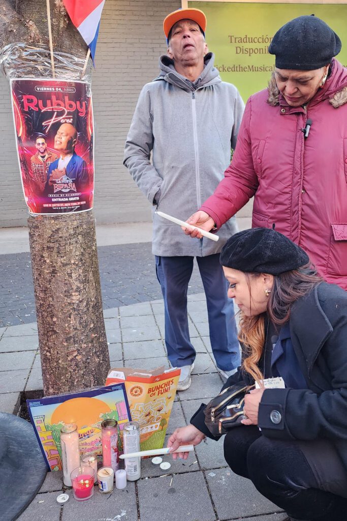 ACOMPAÑA CRÓNICA: EEUU REPÚBLICA DOMINICANA ACCIDENTE AME7218. NUEVA YORK (ESTADOS UNIDOS), 08/04/2025.- Dos mujeres encienden velas durante una vigilia por las victimas del accidente en una discoteca de Santo Domingo este martes, en Nueva York (Estados Unidos). La comunidad dominicana en Nueva York, la más grande fuera del país, se unió hoy en duelo en una vigilia por la muerte de más de 70 personas, entre ellas el exbeisbolista Octavio Dote, tras el colapso la madrugada de este martes del techo de una discoteca en Santo Domingo. EFE/ Ruth Hernández