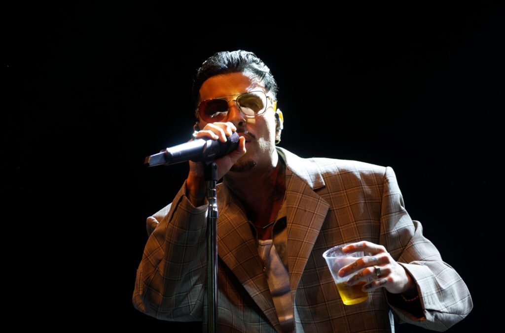 AME2141. SAN JUAN (PUERTO RICO), 29/11/2024.- Rauw Alejandro canta en un concierto para presentar su disco 'Cosa nuestra' este viernes, en San Juan (Puerto Rico). Rauw logró movilizar a miles de sus seguidores, que abarrotaron una plaza del Viejo San Juan en una fiesta para celebrar el éxito de su nuevo disco, 'Cosa Nuestra', junto a destacados artistas. EFE/ Thais Llorca
