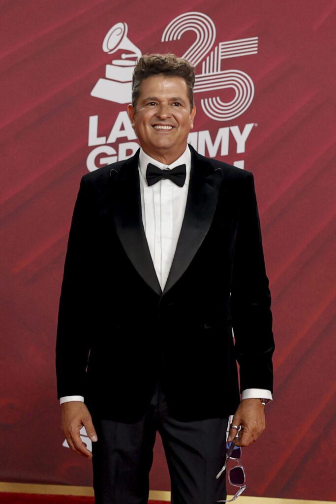 MIAMI, 15/11/2024.- El cantante colombiano Carlos Vives posa en la alfombra roja de la 25 entrega anual de los Premios Latin Grammy celebrados este jueves en el Kaseya Center de Miami, Florida. EFE/Eva Marie Uzcátegui