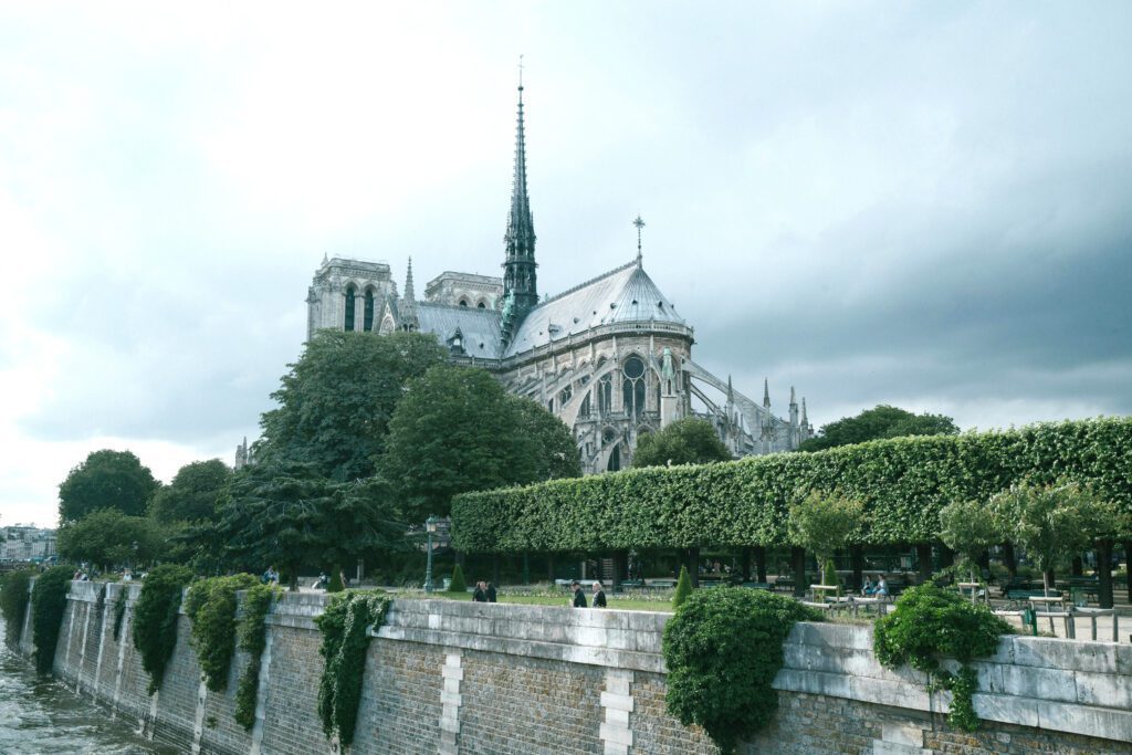 Imagen de la catedral de Notre Dame de París (Francia) en la realidad, con su vegetación actual. Foto ArtHouse Studio-Pexels.