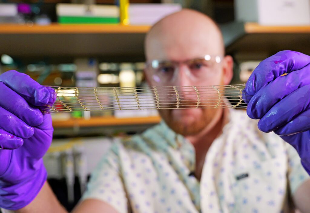 ¿Una ‘curita’ ('band-aid' o tira adhesiva) para el corazón? Un nuevo método de impresión 3D hace esto posible, y mucho más. Foto Casey A. Cass/University of Colorado.
