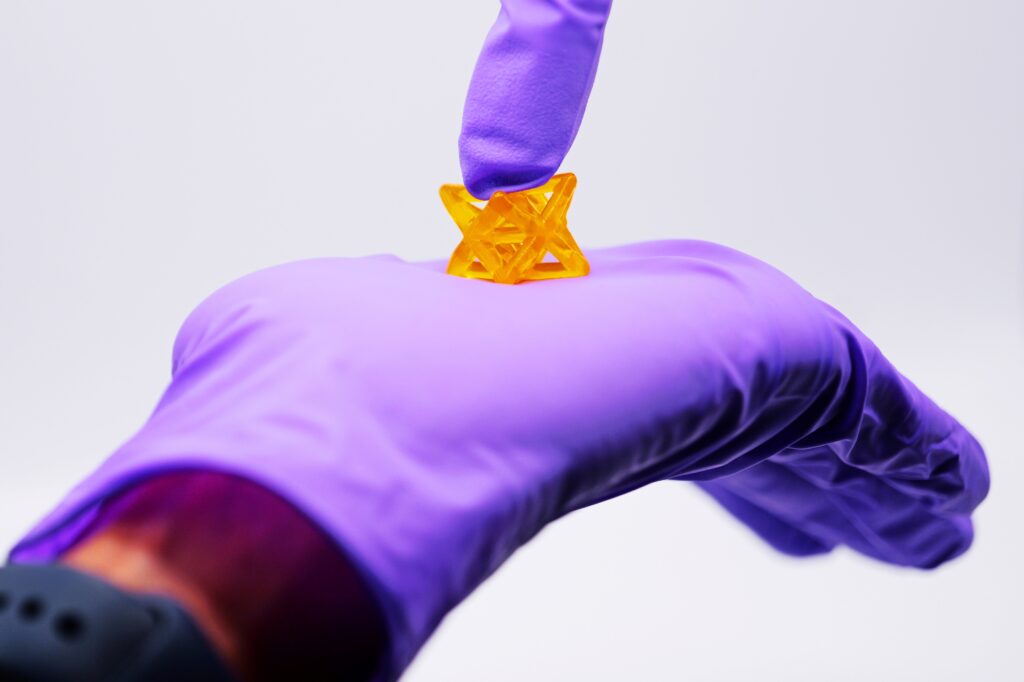 Este material impreso en 3D es a la vez fuerte, expandible, moldeable y pegajoso. Foto: Casey A. Cass/University of Colorado.