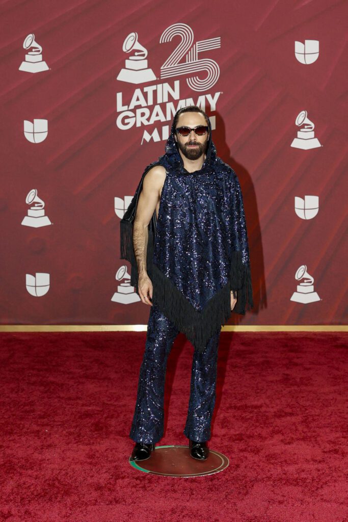 MIAMI (FL, EEUU), 15/11/2024.- El modelo y actor mexicano Jay de la Cueva posa en la alfombra roja de la 25 entrega anual de los Premios Latin Grammy celebrados este jueves en el Kaseya Center de Miami, Florida. EFE/Eva Marie Uzcátegui