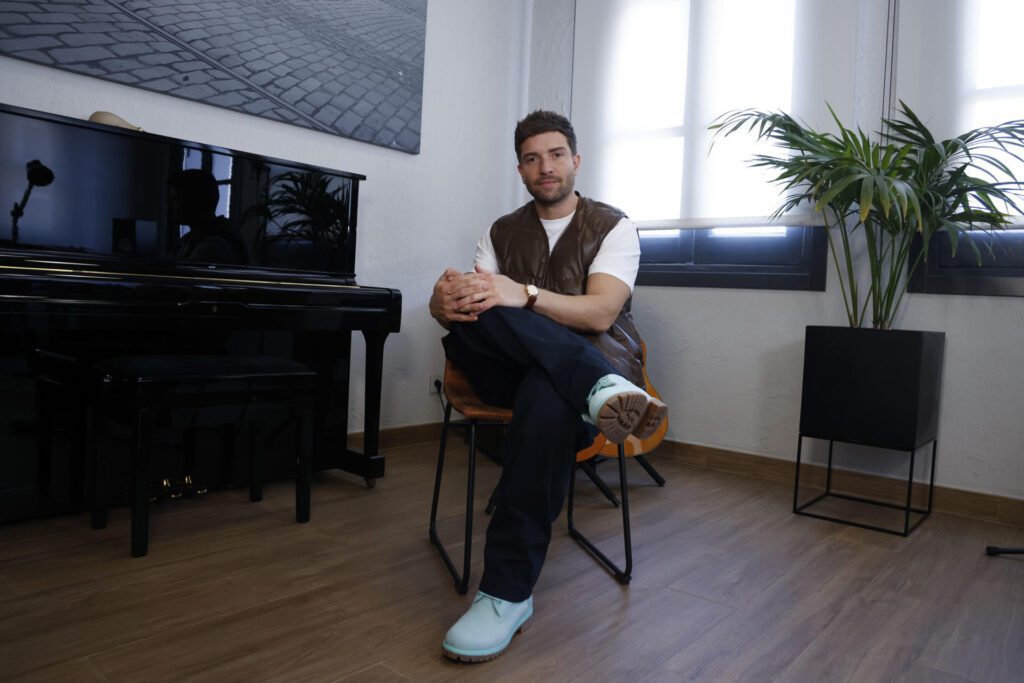 El músico Pablo Alborán durante una entrevista con la Agencia Efe con motivo de la presentación de su sencillo 'Clickbait', del que será su próximo disco y en el que, además de probar un giro en su estilo musical habitual, condena los vicios del mal periodismo. EFE/ Blanca Millez