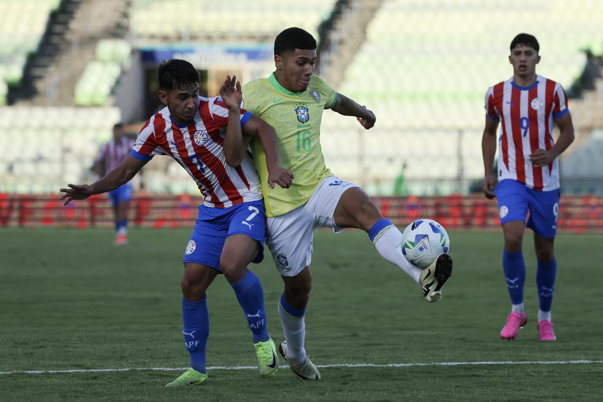 Gabriel Aguayo, de Paraguay, disputa un balón con José Guilherme, de Brasil, en un partido del hexagonal final del Sudamericano sub-20 jugado en Caracas (Venezuela). EFE/ Miguel Gutiérrez
