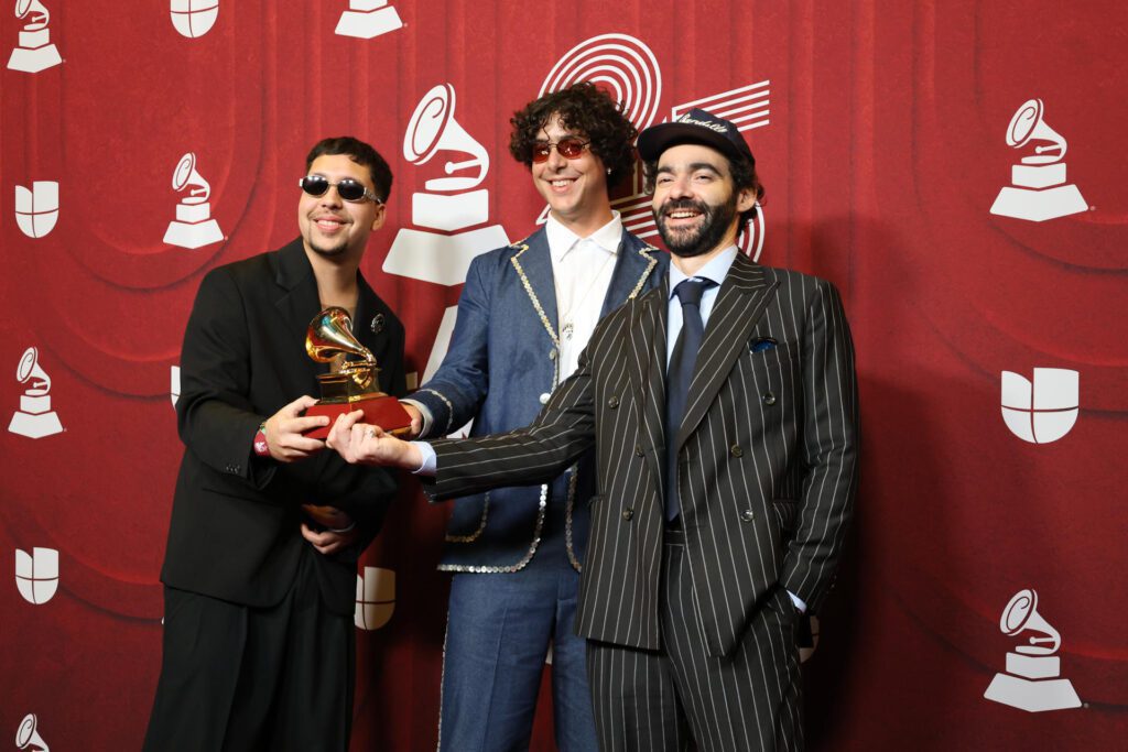 USA8973. MIAMI (FL, EEUU), 14/11/2024.- Integrantes de la agrupación venezolana Rawayana, posan con su premio en la alfombra roja de la 25 entrega anual de los Premios Latin Grammy, este jueves, en el Kaseya Center de Miami, Florida. EFE/ Octavio Guzmán