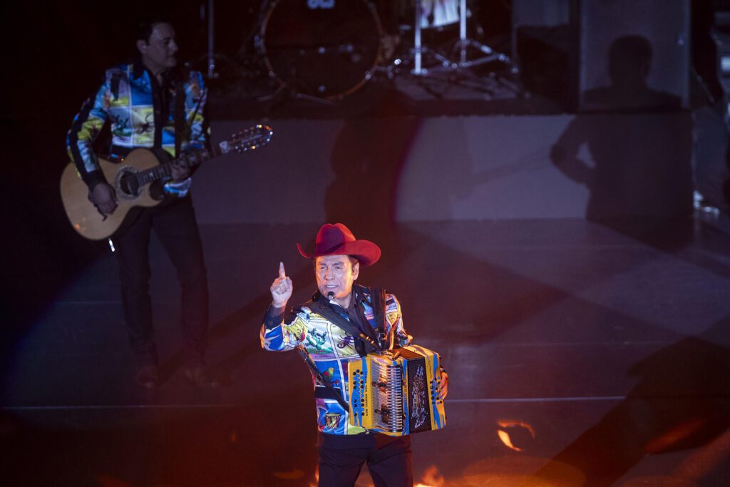 El vocalista del grupo los Tigres del Norte Jorge Hernández se presenta en concierto este jueves, en el Auditorio Nacional de Ciudad de México (México). EFE/ Isaac Esquivel