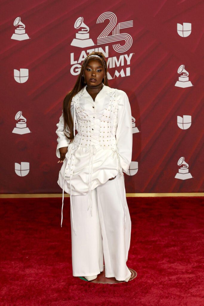 MIAMI (FL, EEUU), 15/11/2024.- La cantante J Noa posa en la alfombra roja de la 25 entrega anual de los Premios Latin Grammy celebrados este jueves en el Kaseya Center de Miami, Florida. EFE/Eva Marie Uzcátegui